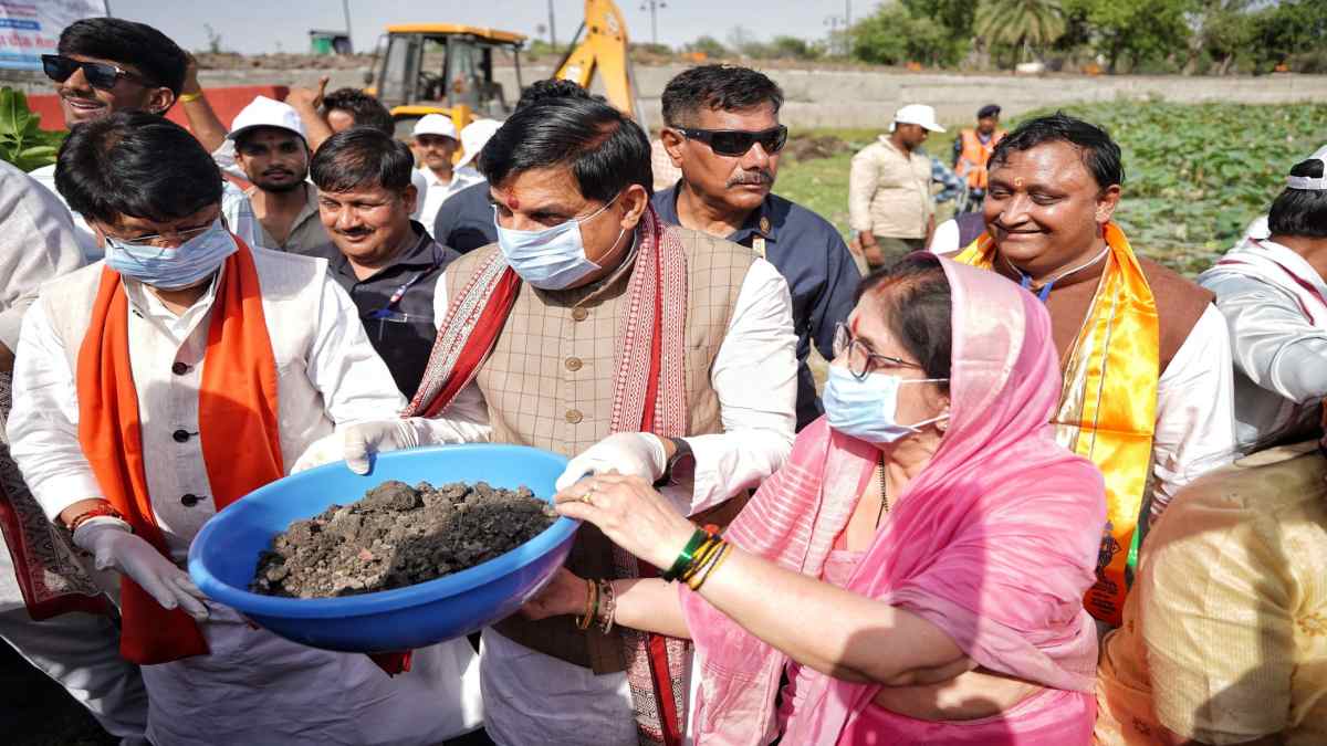 CM डॉ. मोहन ने ऐतिहासिक देवीजी तालाब पर किया श्रमदान, जल गंगा संवर्धन अभियान’ के तहत दिया जल संरक्षण का संदेश