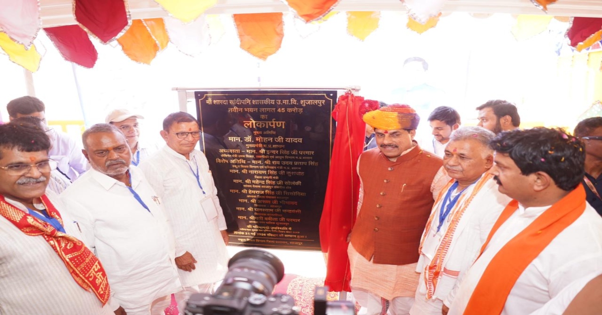 सीएम ने फिर दी सादगी की मिसाल- ट्रेवलर में किया सफर, आम नागरिकों की तरह पहुंचे नाश्ते की दुकान, वायरल हुए Photos
