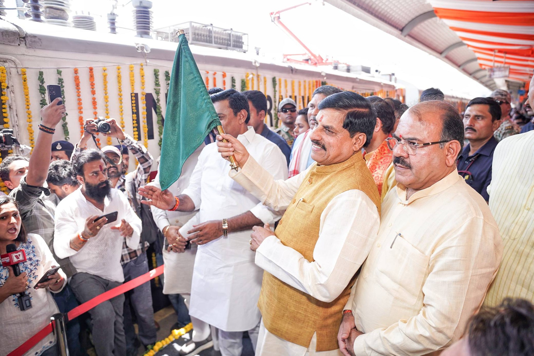 रानी कमलापति स्टेशन से रवाना हुई ‘सोमनाथ स्वाभिमान यात्रा 2026’, CM मोहन यादव ने दिखाई हरी झंडी