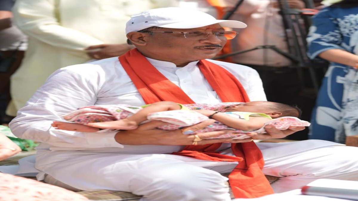 CM साय ने एक माह के नवजात का किया नामकरण, रविशंकर नाम से गूंजा गांव का आंगन