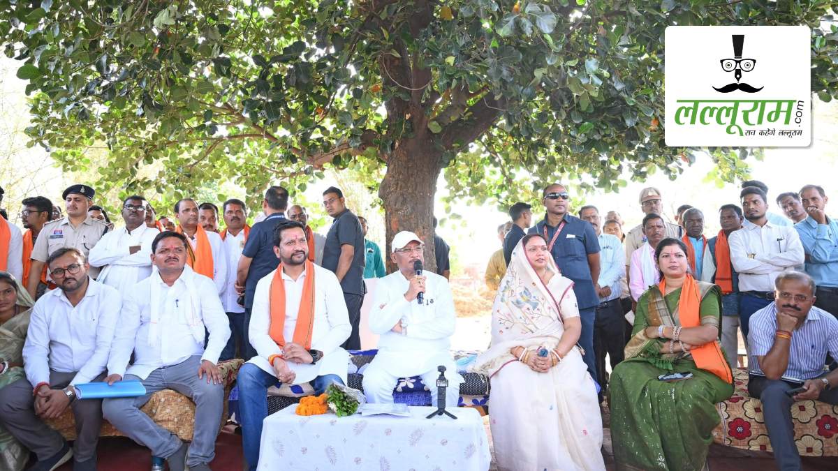 पेड़ की छांव में सुशासन की चौपाल, लखपति दीदियों के हौसले की उड़ान देख गदगद हुए CM साय, कहा- “लखपति से अब करोड़पति की ओर जाना है”, ग्रामीणों की मांग पर की विकास कार्यों की घोषणा