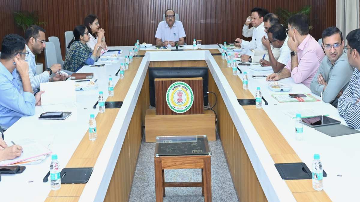 कैम्पा बैठक में मुख्य सचिव विकासशील ने अधिकारियों को दिए सख्त निर्देश: कहा- मानसून से पहले पूरे करें वनीकरण और जल संरक्षण कार्य, नक्सल क्षेत्रों में विकास कार्यों को दें गति