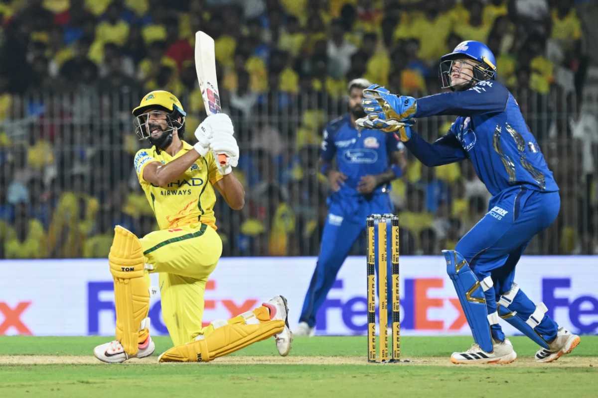 CSK vs MI IPL 2026: चेन्नई ने मुंबई को 8 विकेट से हराया, गायकवाड़ और कार्तिक शर्मा के नाबाद अर्धशतक, CSK की प्लेऑफ उम्मीदें बरकरार