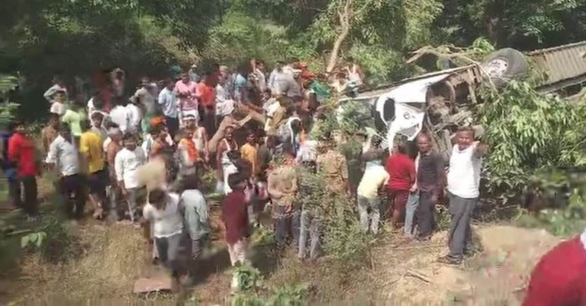 मौत से टक्कर : गड्ढे में जा गिरी बस, चपेट में आए बाइक सवार की गई जान, 50 श्रद्धालु…