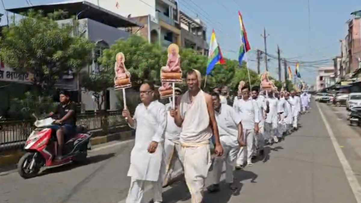 कार की टक्कर से जैन साध्वियों की मौत, सड़कों पर उतरा जैन समाज, संत सुरक्षा कानून की मांग