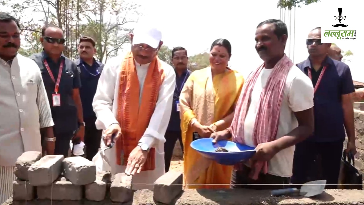 Sushasan Tihar 2026: जशपुर जिले के चंदागढ़ में उतरा सीएम साय का हेलीकॉप्टर, PMAY हितग्राही के निर्माणाधीन घर में ईंट जोड़कर बढ़ाया हौसला