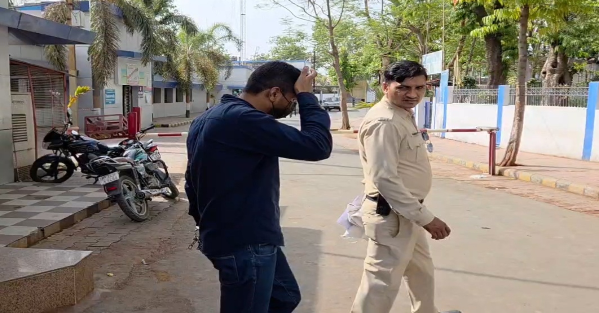 दमोह फर्जी MBBS डिग्री कांड: NHM का आईटी असिस्टेंट आदिल खान गिरफ्तार, खुद को बताया बेकसूर, जेल में है 3 फर्जी डॉक्टर और मास्टरमाइंड