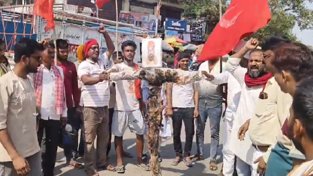 लाठीचार्ज और FIR के खिलाफ फूटा छात्रों का आक्रोश, रोहतास में फूंका CM सम्राट का पुतला