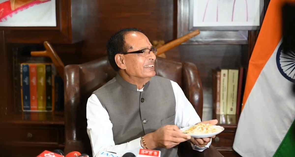 Elections Result के बाद शिवराज ने बांटी झालमुड़ी: कैलाश विजयवर्गीय हुए भावुक, मंत्री इंदर सिंह बोले- चुनाव आयोग ने निष्ठा के साथ…