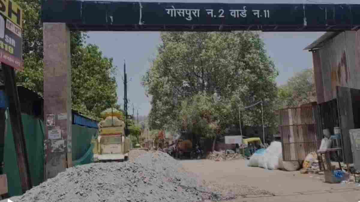 अजब-गजब मामला: सड़क बनवाई तो जेसीबी से खुदवा दी! ग्वालियर में सिरफिरे पिता-पुत्र ने रातोंरात उखाड़ डाली नई सड़क 