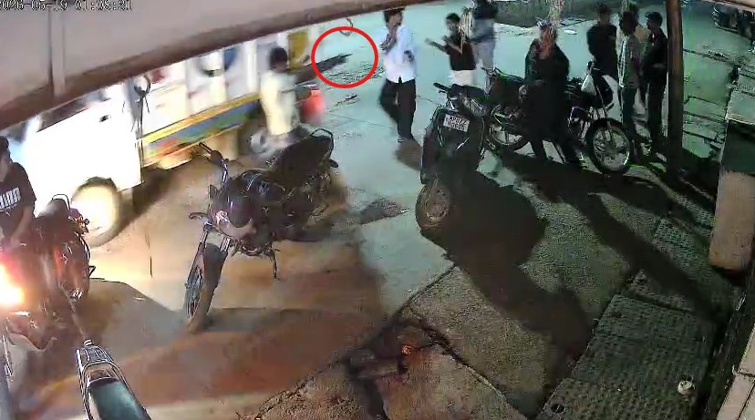 गुंडागर्दी का Live Video: बदमाशों ने होटल संचालक और स्टाफ पर की फायरिंग, इस बात को लेकर हुआ था विवाद