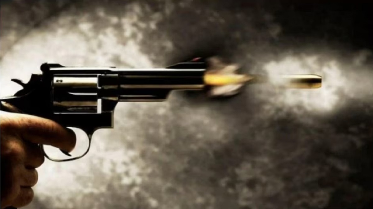 Bihar Crime: स्कूल के पास स्मैक पीने से रोका तो बदमाशों ने घर में घुसकर युवक को मारी गोली, हालत गंभीर