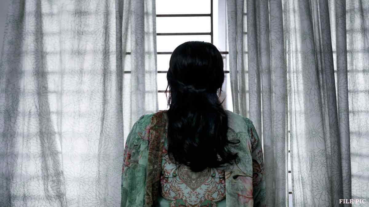 नौकरी का झांसा देकर महिला से 4 साल तक दरिंदगी, नाबालिग बेटी पर भी डाली बुरी नजर, कर्मचारी पर FIR