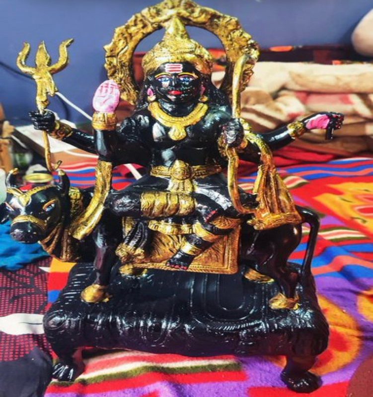 चांदनी चौक के प्राचीन मंदिर से चोरी हुई शनिदेव की मूर्ति बरामद, खरीददार महिला समेत दो गिरफ्तार