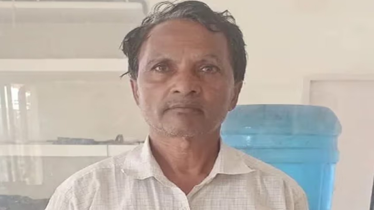 शर्मनाक: ठंडा बोलकर…प्रधानाध्यापक ने मासूम छात्रा को पिलाई पेशाब, स्कूल में हुआ जमकर बवाल