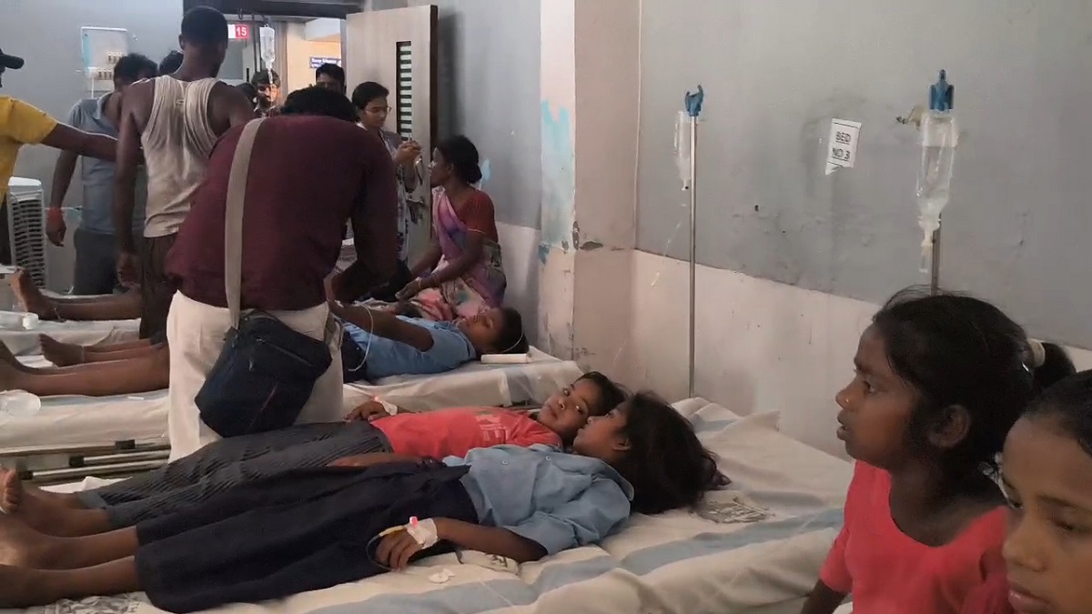 मिड-डे मील खाते ही शिक्षक समेत बच्चों की तबीयत बिगड़ी, खाने में संदिग्ध गोली मिलने से हड़कंप