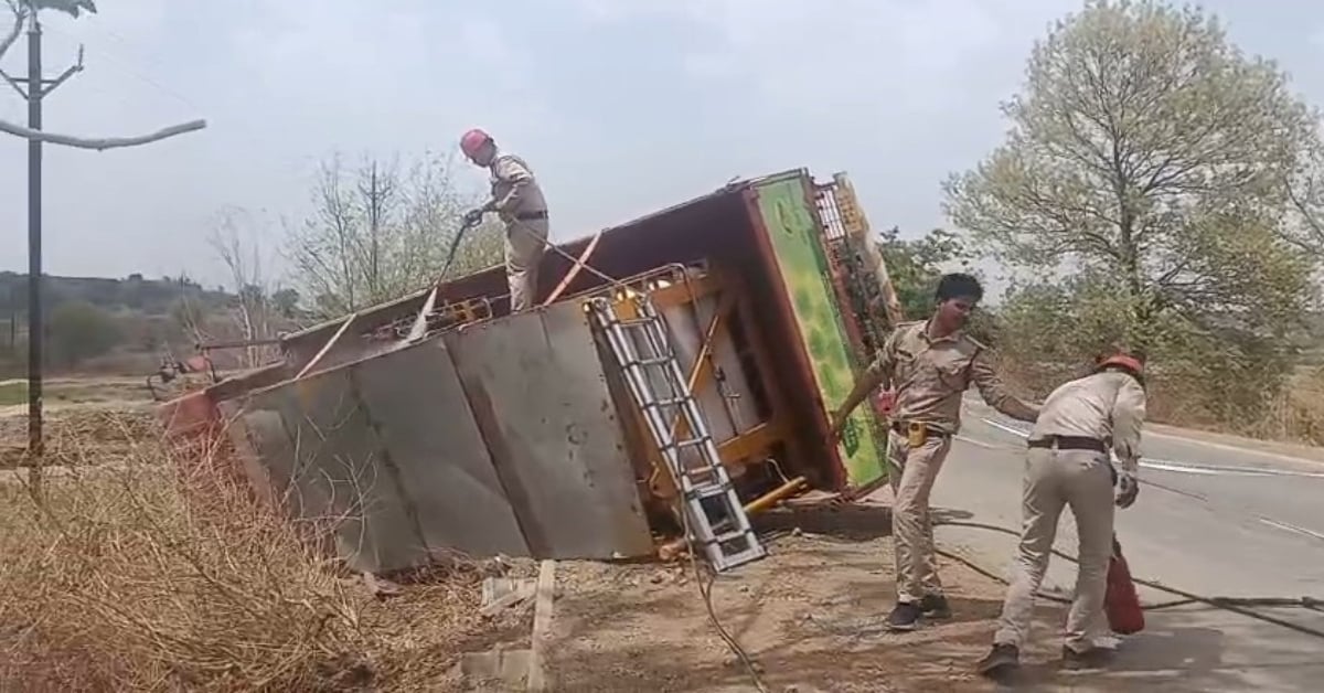 बड़ा हादसा: बाइक सवार को बचाने में पलटा CNG गैस टैंकर, रिसाव से मचा हड़कंप, प्रशासन ने बंद किया मुख्य मार्ग