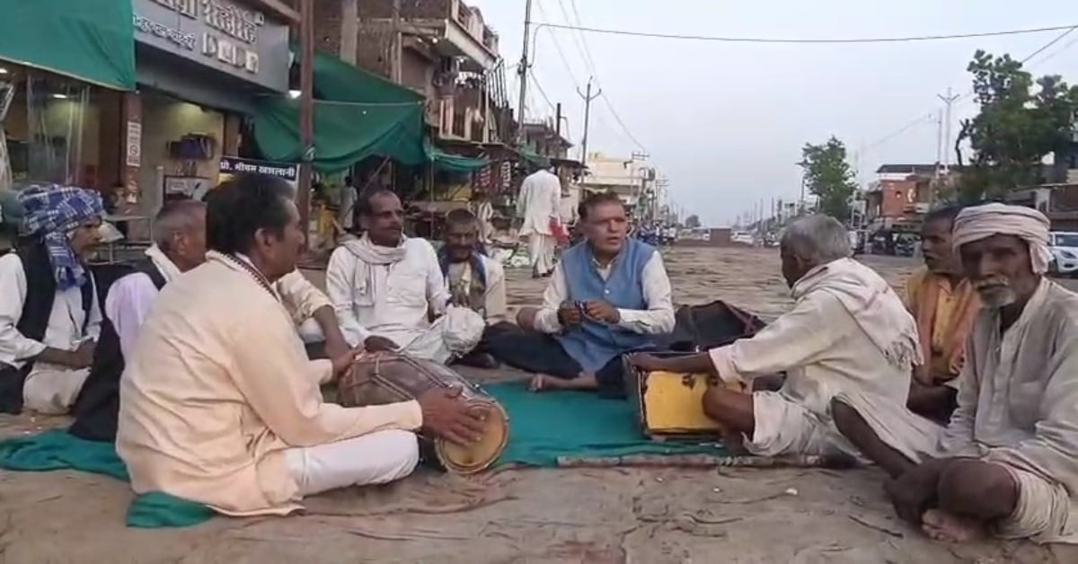 ‘हे प्रभु मोदी दाता, ऐसी कृपा कीजिए…’ रोड पर ढोलक-मंजीरे लेकर बैठे किसान, भजन गाकर मांगी रात में बिजली