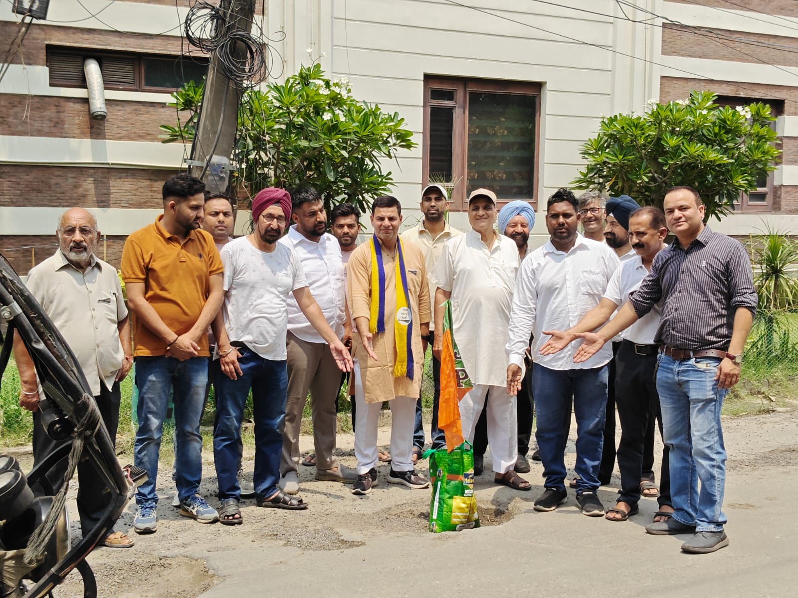 स्कूल के बच्चों की सुरक्षा को लेकर आम आदमी पार्टी का प्रदर्शन, टूटी सड़क के खिलाफ उठी आवाज