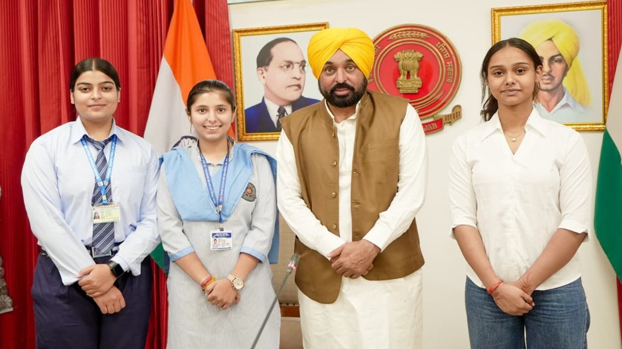 पंजाब: 12वीं की टॉपर्स से मिले सीएम भगवंत मान, 100% अंक लाने वाली बेटियों को किया सम्मानित