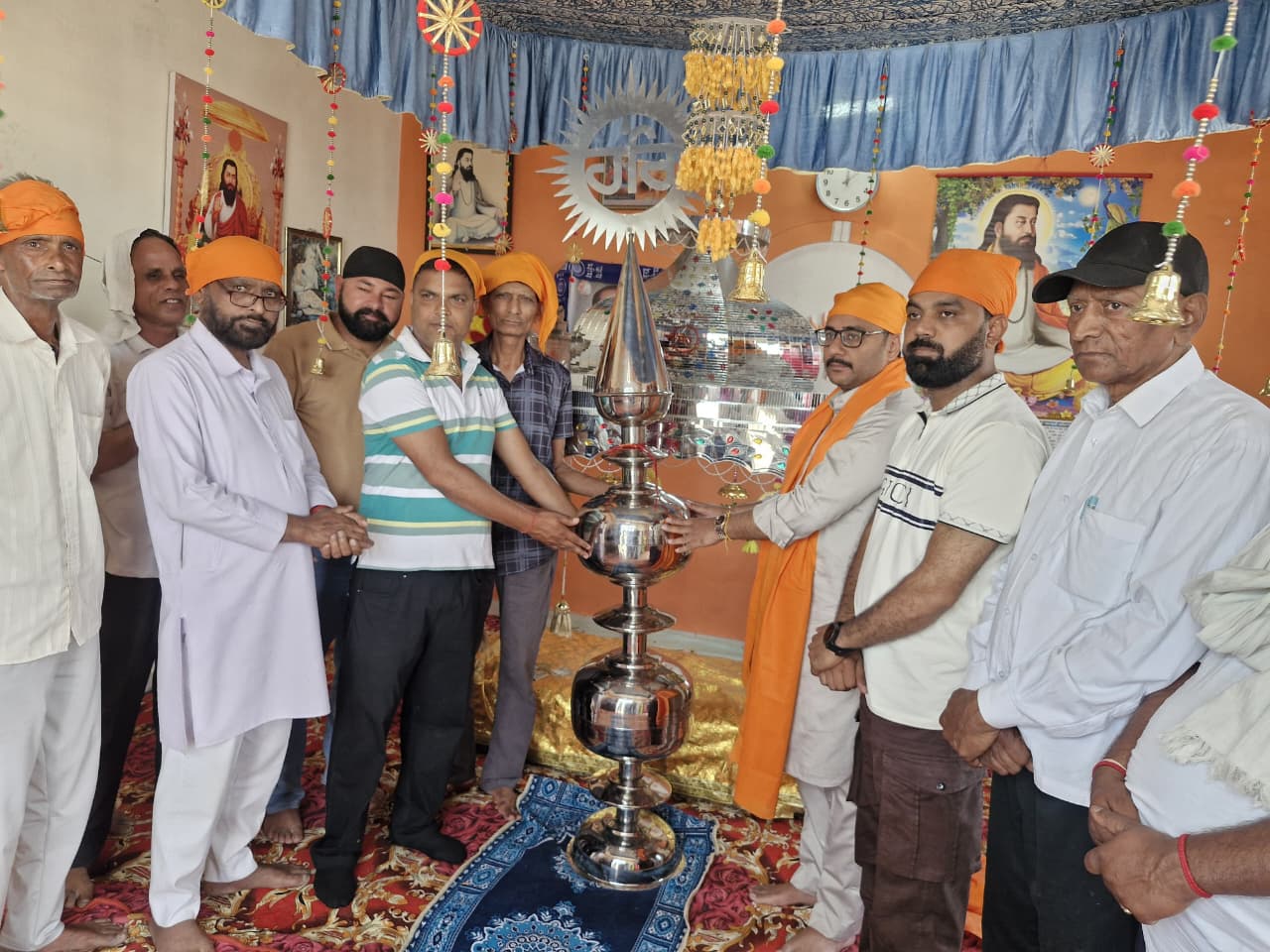 गुरु रविदास मंदिर में चेयरमैन रजत मलिक ने चढ़ाया कलश, हॉल निर्माण के लिए 11 लाख की घोषणा