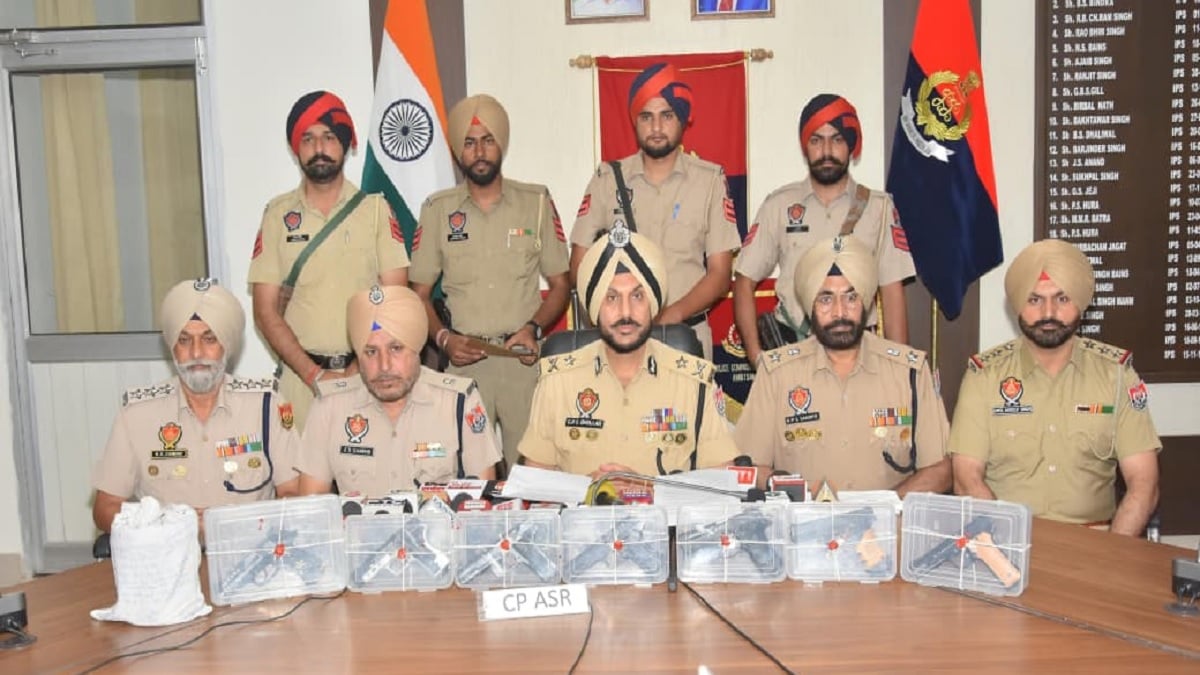 पाकिस्तान से ड्रोन के जरिए आए 7 पिस्टल और 2.1 किलो हेरोइन बरामद, अमृतसर पुलिस ने तस्कर दबोचा