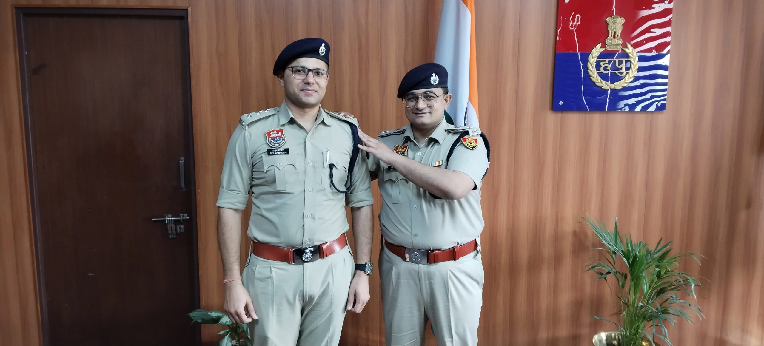 नूंह में प्रशिक्षु डीएसपी अक्षय नरवाल का कार्यकाल पूरा, एसपी ने स्टार लगाकर किया सम्मानित