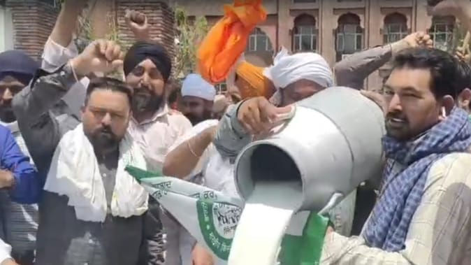 मिलावटखोरी के खिलाफ डेयरी कांप्लेक्स के मालिकों ने बहाया 80 किलो दूध