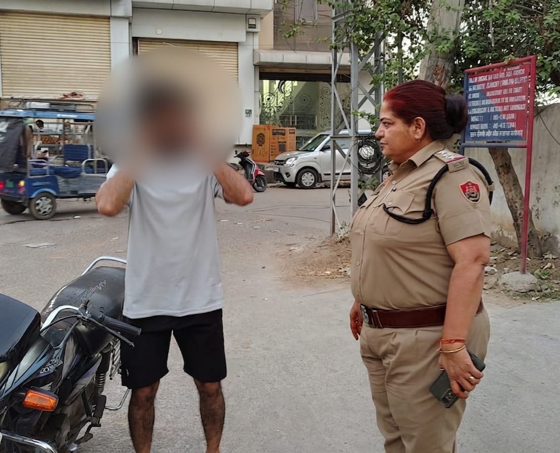 नारनौल में पुलिस का एक्शन, ट्रैफिक नियम तोड़ने वालों के काटे चालान
