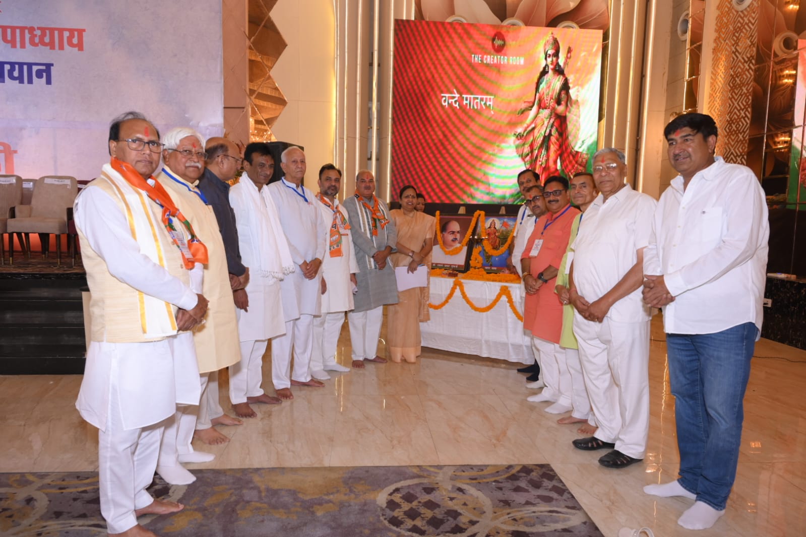 अंतिम पंक्ति में बैठे संगठन महामंत्री फणींद्रनाथ शर्मा और जिला अध्यक्ष वंदना पोपली ने जीता कार्यकर्ताओं का दिल