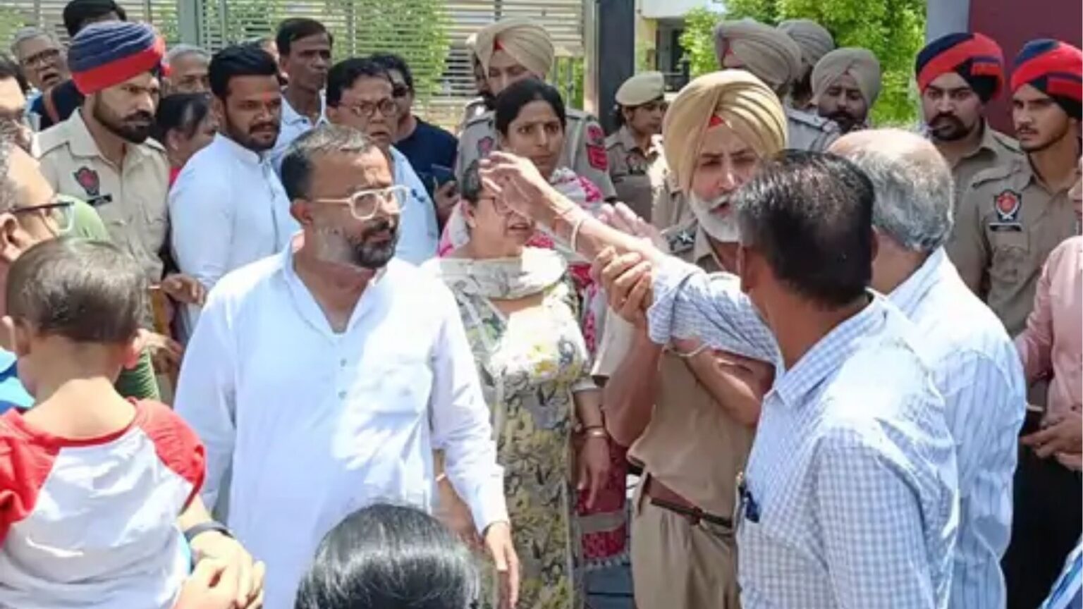 मोगा नगर निगम चुनाव में बवाल: कांग्रेस और AAP कार्यकर्ताओं में झड़प, पुलिस ने संभाला मोर्चा