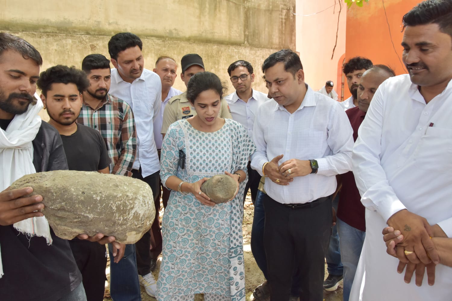 डीसी अपराजिता ने फरल गांव के प्राचीन पुरास्थलों का किया निरीक्षण, कुषाण कालीन अवशेषों पर हुआ मंथन