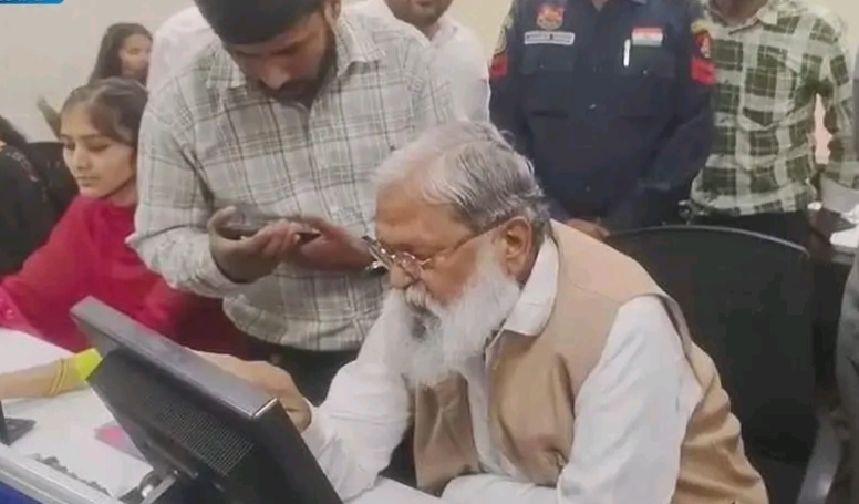 अचानक पहुंचे मंत्री, मच गया हड़कंप!’ बिजली विभाग दफ्तर में अनिल विज का औचक निरीक्षण