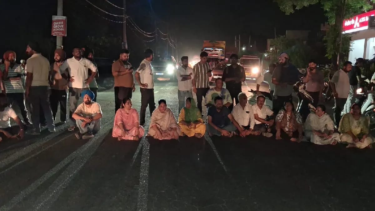 वोटिंग के बाद फिर धांधली का आरोप! वायरल वीडियो से मचा बवाल, स्ट्रांग रूम के बाहर प्रदर्शन