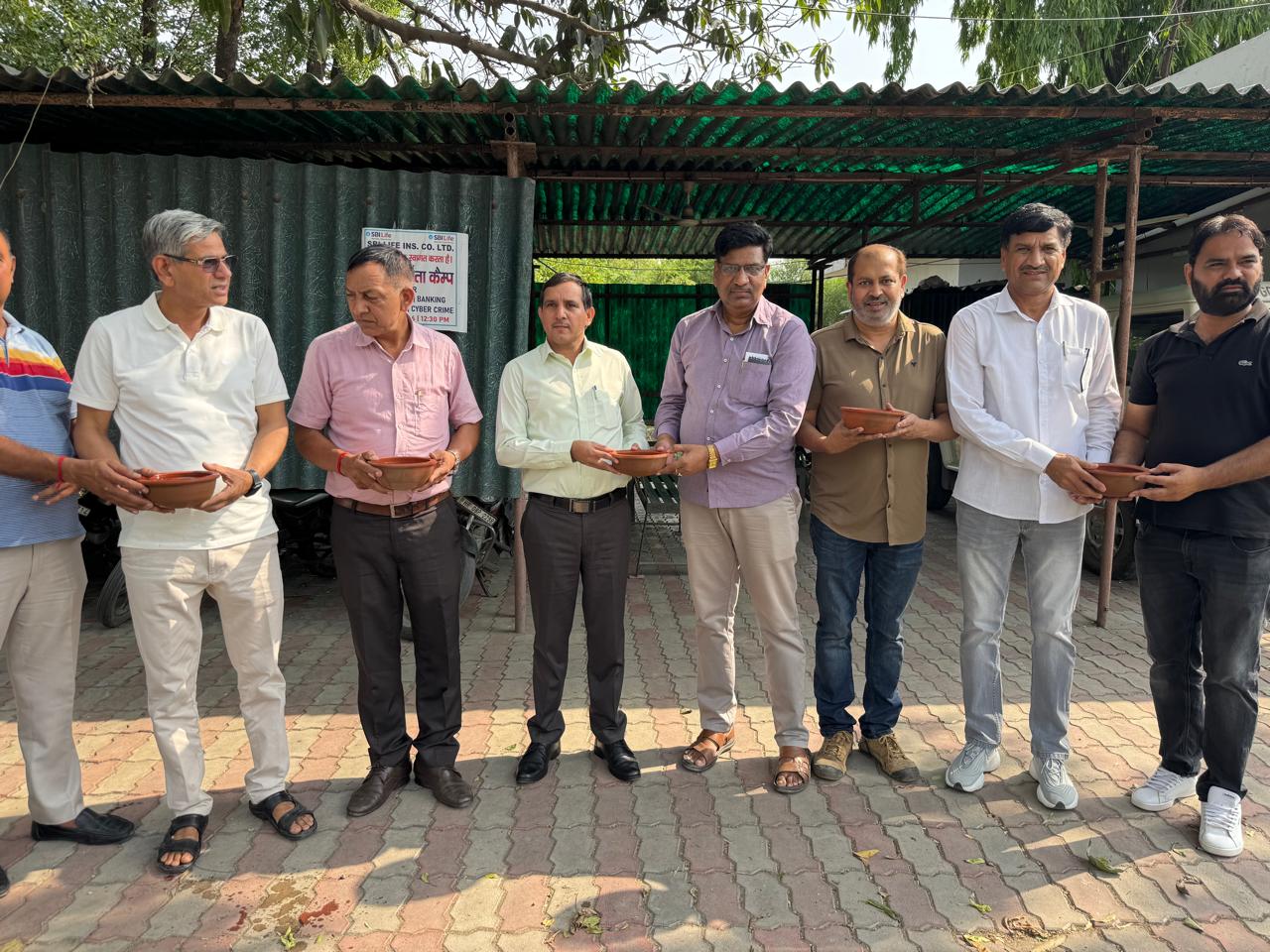 मिल परिसर में पक्षियों के लिए रखवाए पानी के कसोरे, कर्मचारियों ने लिया नियमित रूप से पानी भरने का संकल्प