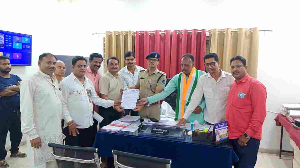 इंदौर में “गुमशुदा पानी” की FIR की मांग को लेकर थाने पहुंचे कांग्रेसी, वार्ड 65-66 में जल संकट पर हंगामा 