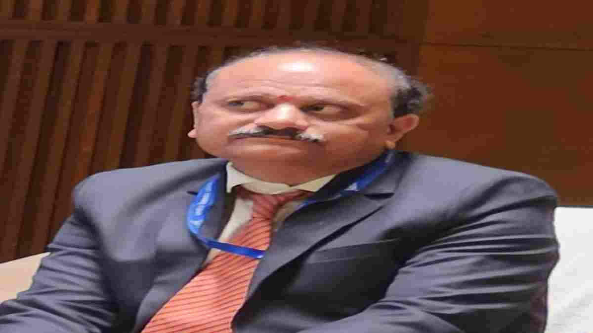 ‘सूट पहनकर सिर्फ लड़कियां ताड़ने आते हो…’ इंदौर एयरपोर्ट डायरेक्टर की PMO तक पहुंची शिकायत, गंभीर आरोपों की बौछार! 