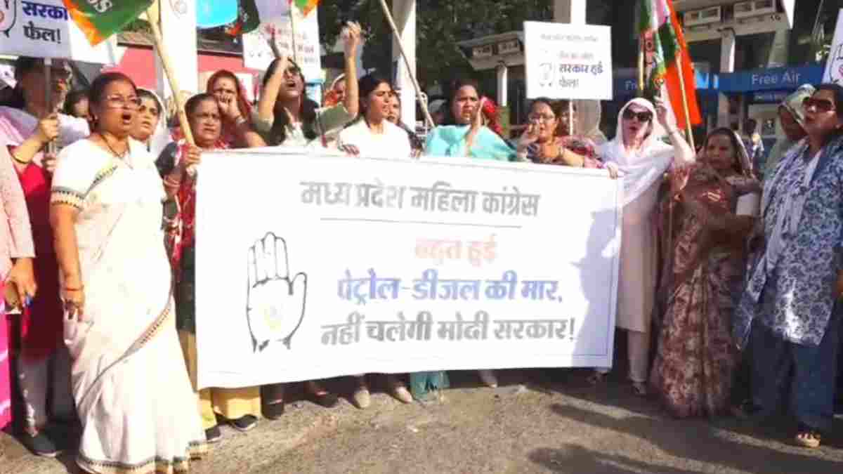 Petrol Price Protest Indore: पेट्रोल-डीजल के दाम बढ़ोतरी को लेकर महिला कांग्रेस का प्रदर्शन, सरकार पर लगाए ये आरोप  