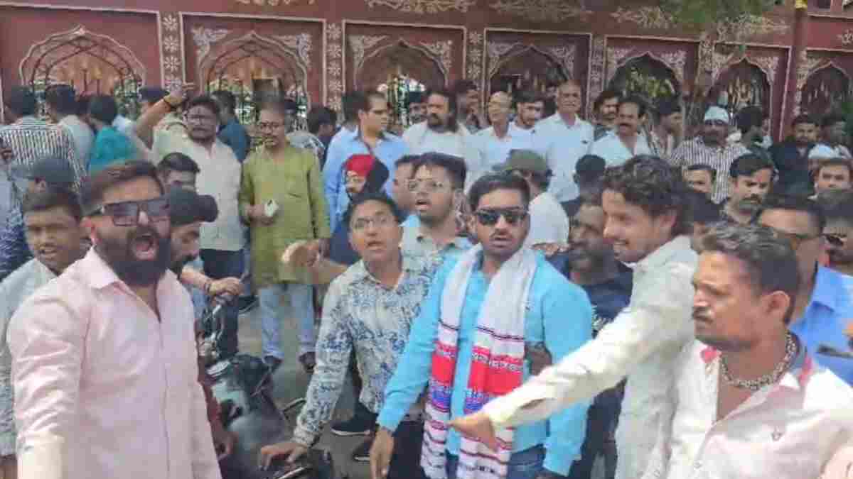 इंदौर में ट्रैफिक पुलिस पर बवाल! विधानसभा चार के प्रभारी से बदतमीजी के बाद चक्का जाम, दो पुलिसकर्मी सस्पेंड