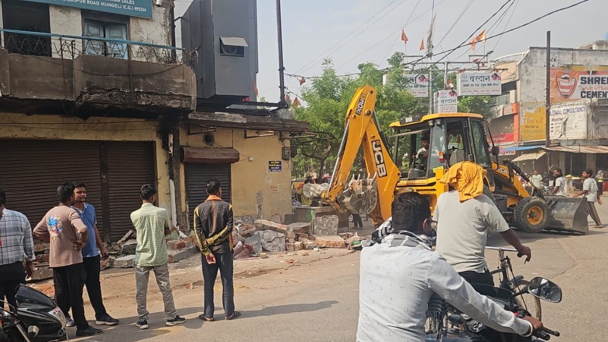 प्रशासन की सख्त कार्रवाई: अवैध अतिक्रमण पर चलाया JCB, व्यापारियों-नागरिकों को दी गई समझाइश