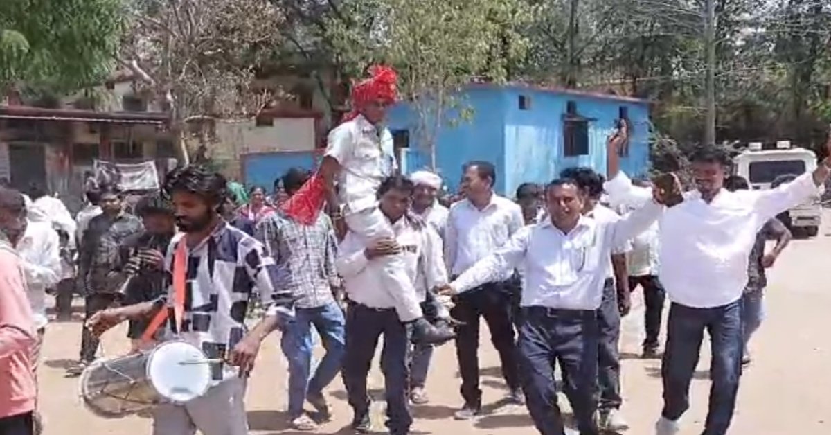 शासकीय कर्मचारी की शाही विदाई: कंधे पर बिठाकर परिसर में घुमाया, रिटायरमेंट पार्टी का वीडियो वायरल