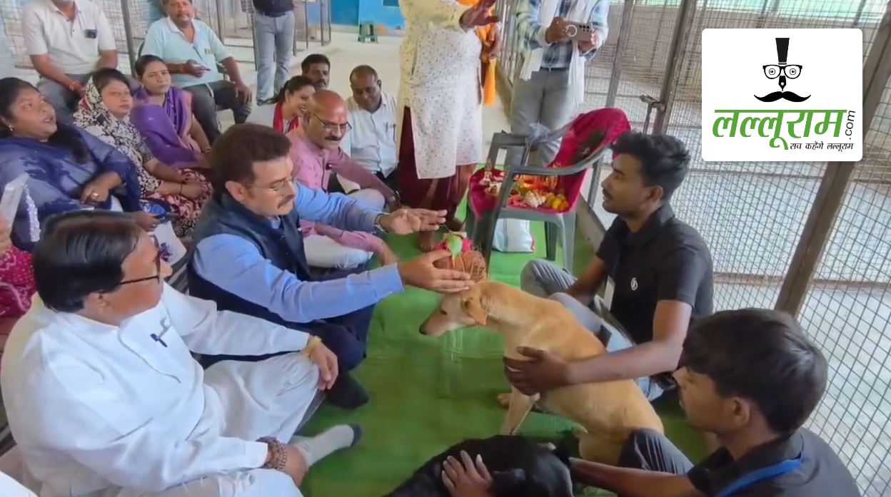 नसबंदी अभियान की शुरुआत पर कुत्तों की पूजा से गरमाई सियासत, कांग्रेस ने बताया दिखावा, महापौर ने किया पलटवार