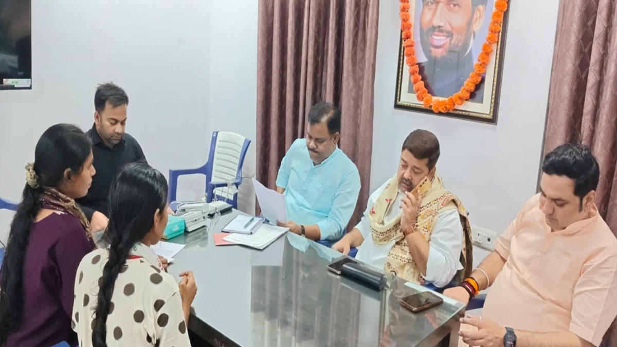 LJPR कार्यालय में जनता दरबार का आयोजन, मंत्री संजय पासवान ने सुनी लोगों की समस्याएं