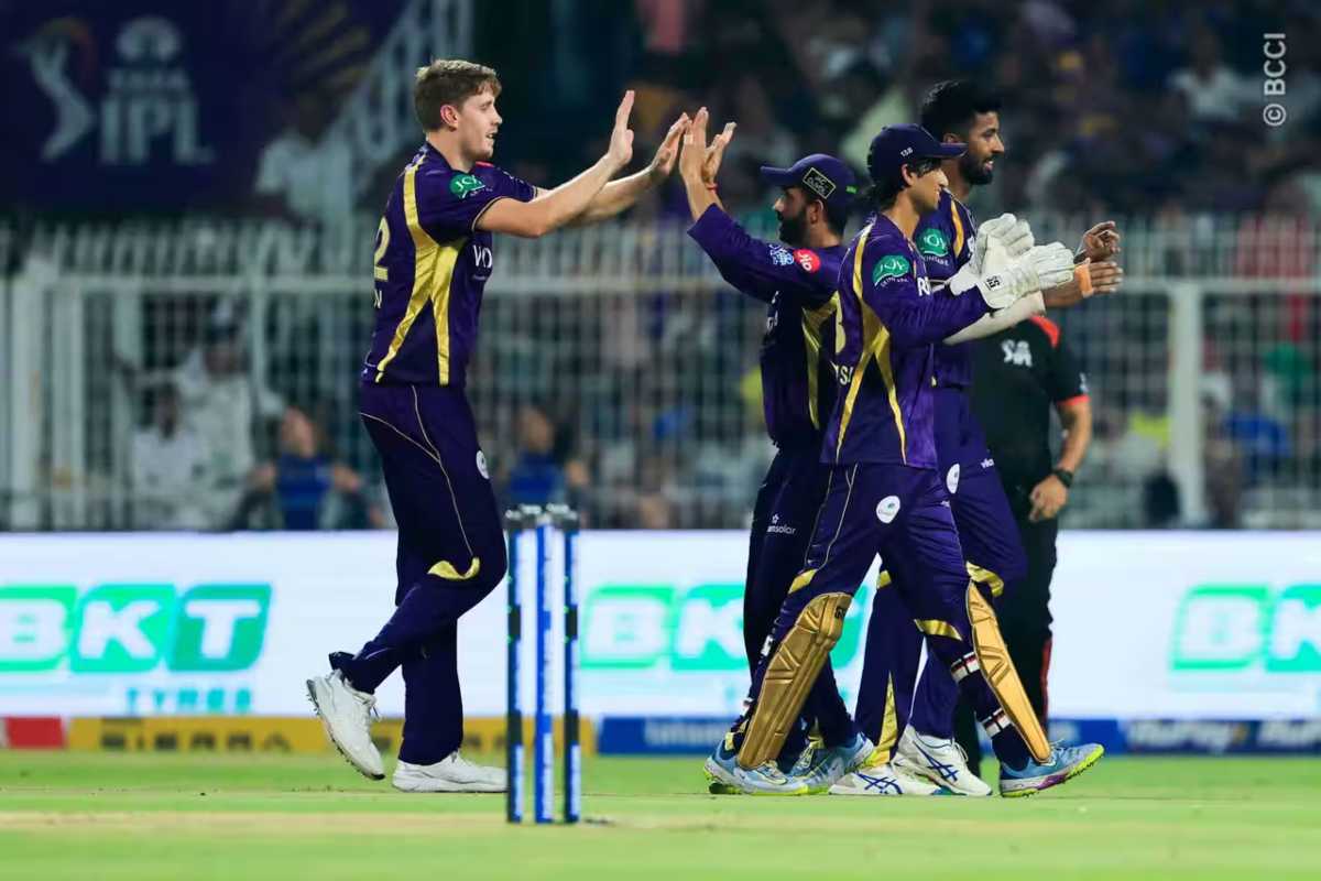 KKR vs MI IPL 2026: मुंबई ने कोलकाता को दिया 148 रन का लक्ष्य, कॉर्बिन बॉश की जुझारू पारी, सौरभ, कैमरून और त्यागी ग्रीन ने झटके 2-2 विकेट