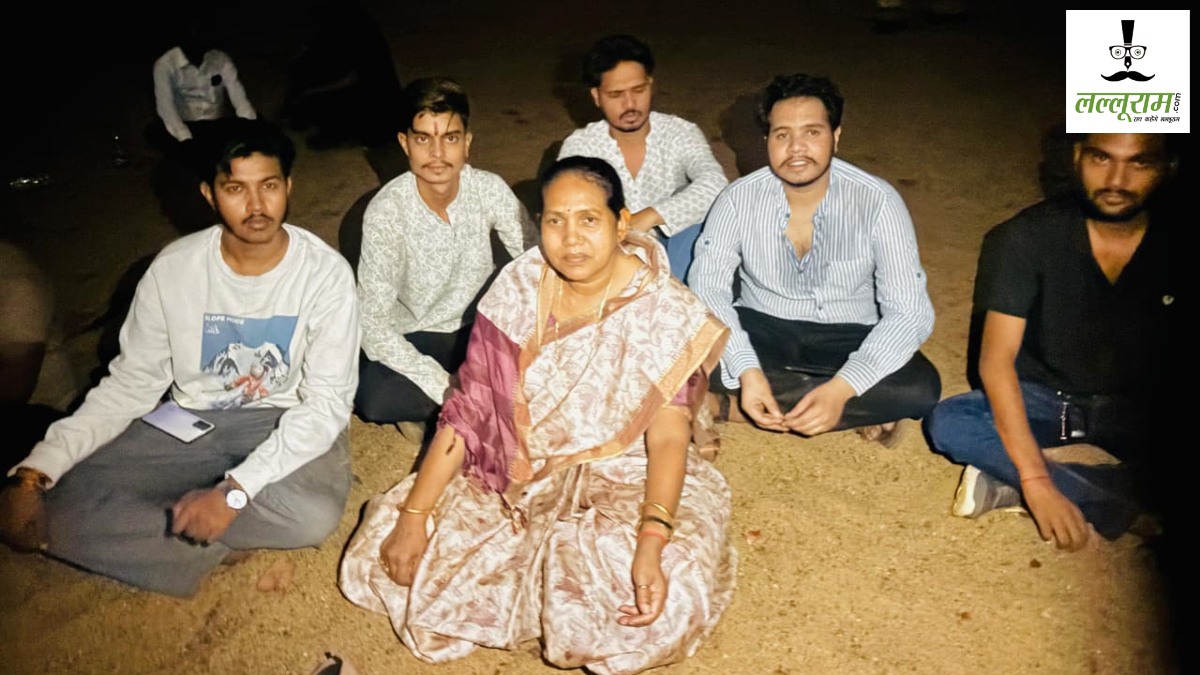 CG News : अवैध रेत उत्खनन के खिलाफ कांग्रेस विधायक का फूटा गुस्सा, देर रात खदान पर धरने में बैठी