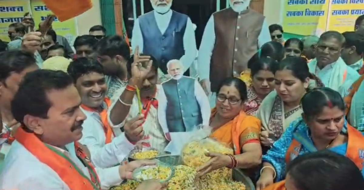 झालमुड़ी के साथ बीजेपी का जश्न: खंडवा में PM Modi की तस्वीरें सामने रख बांटी झालमुड़ी, आतिशबाजी कर लहराए झंडे