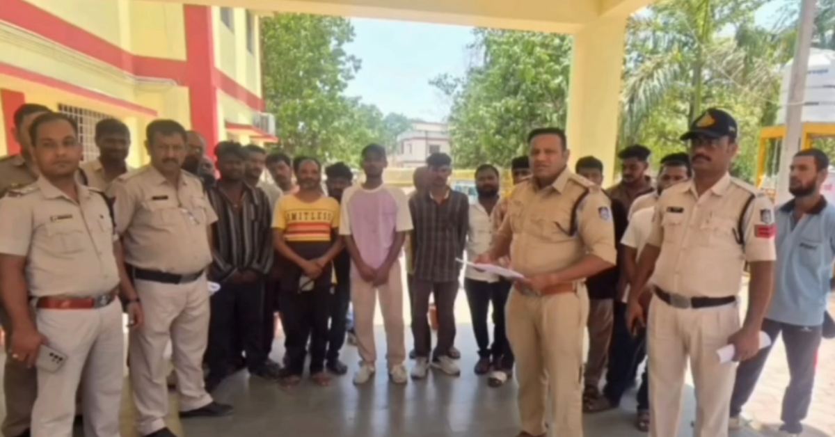 खंडवा में बकरीद से पहले 200 बदमाश गिरफ्तार: पुलिस ने थानों पर कराई गुंडा परेड, दो जिला बदर