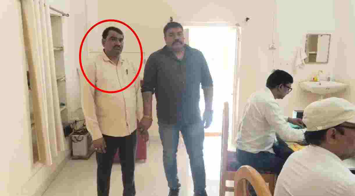 लोकायुक्त का बड़ा एक्शन: SDM ऑफिस के क्लर्क को 15 हजार की रिश्वत लेते रंगे हाथ पकड़ा, इस काम के एवज में मांगी थी घूस  