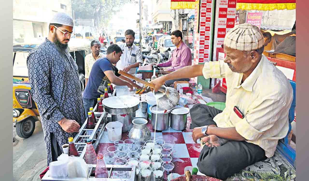 लस्सी बनाते समय पानी के साथ मिला दिया पेशाब ! घिनौनी साजिश के खुलासे के बाद भारी हंगामा