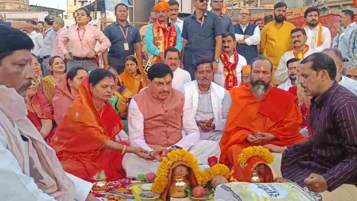 दो दिवसीय शिप्रा तीर्थ परिक्रमा का हुआ समापन: मुख्यमंत्री डॉ मोहन यादव ने किया दुग्ध अभिषेक, ओढ़ाई गई 300 फीट लंबी चुनरी 
